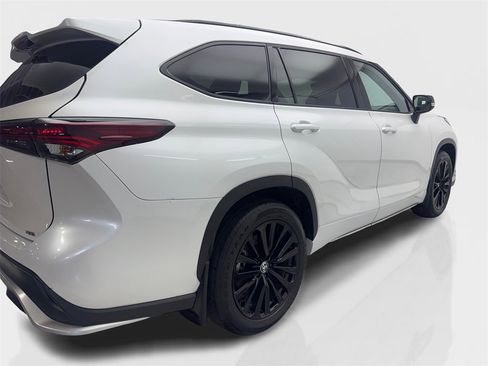 Used 2024 Toyota Highlander FWD image 13