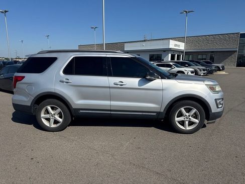 Used 2016 Ford Explorer XLT AWD/4WD image 2