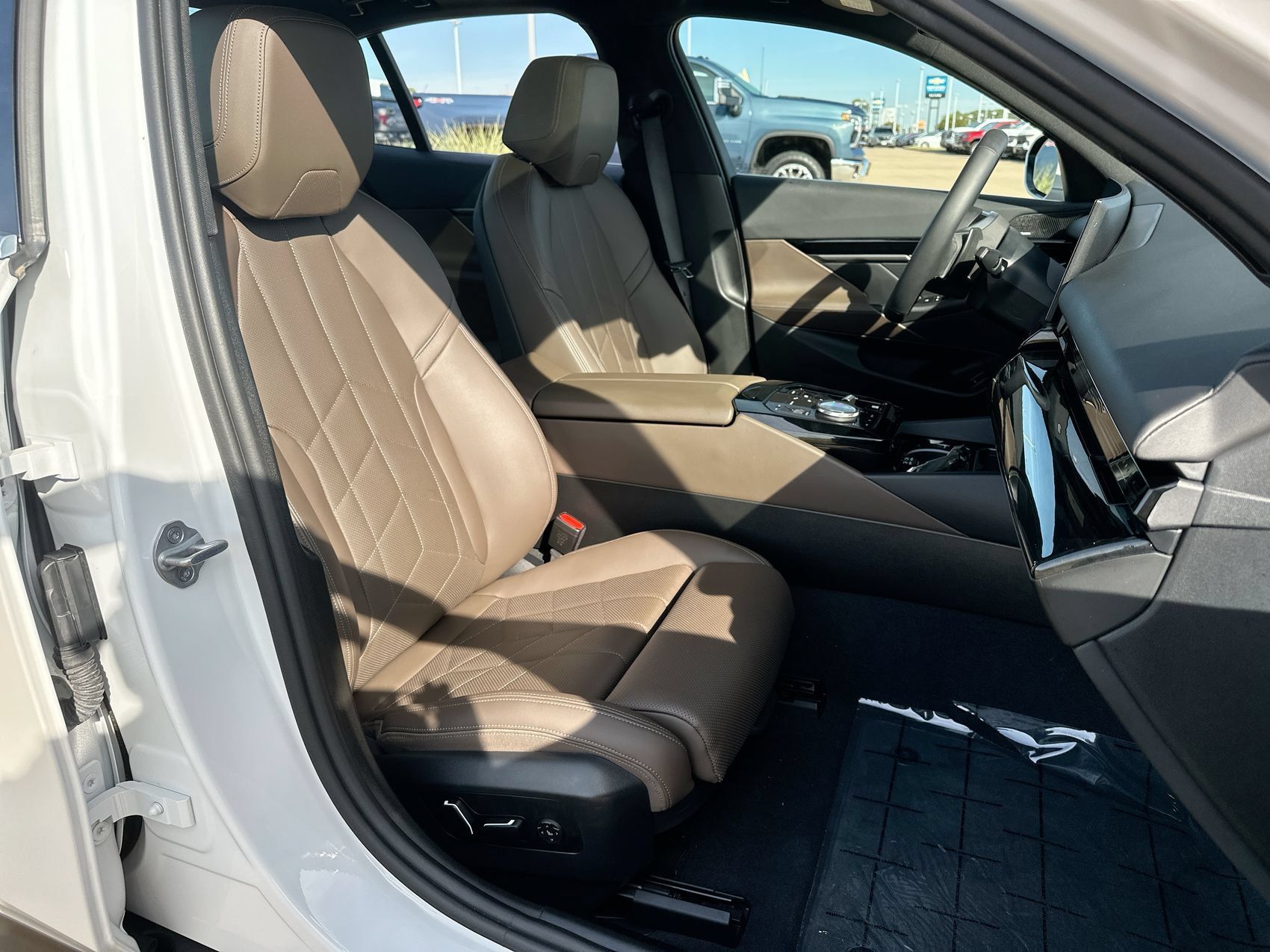 Used 2024 BMW 530i w/ Convenience Package RWD image 25