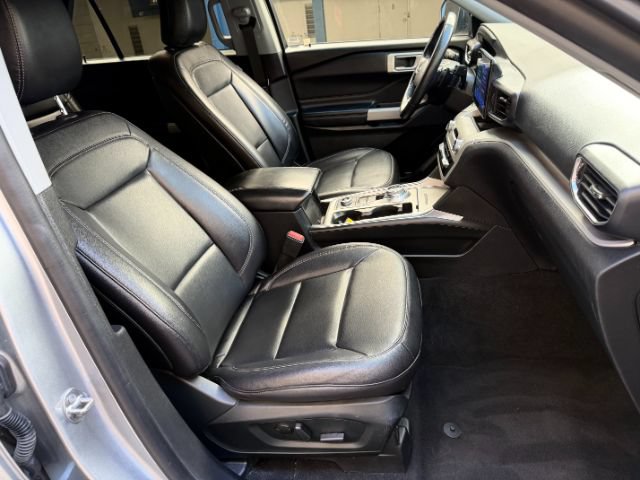 Used 2020 Ford Explorer XLT w/ Equipment Group 202A AWD/4WD image 18