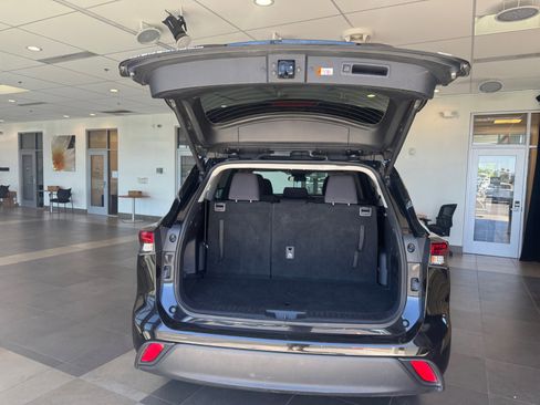 Used 2025 Toyota Highlander LE FWD image 34