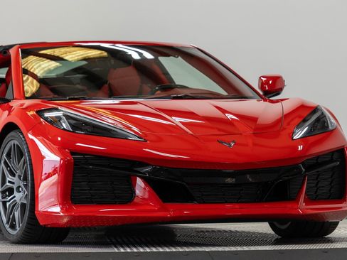 Used 2025 Chevrolet Corvette Z06 RWD image 3
