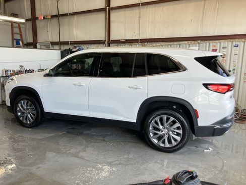 Used 2025 Buick Enclave Preferred image 3