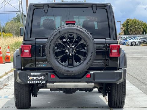 Used 2025 Jeep Wrangler Unlimited Sahara w/ Safety Group AWD/4WD image 5