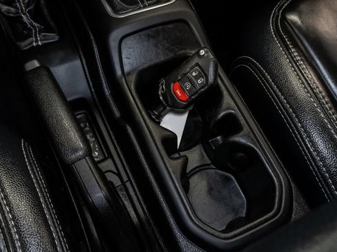 Used 2019 Jeep Wrangler Unlimited Sahara AWD/4WD image 24