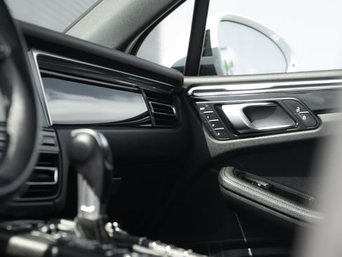 Used 2019 Porsche Macan AWD/4WD image 16