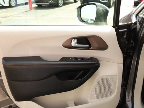 Used 2018 Chrysler Pacifica Touring-L FWD image 9