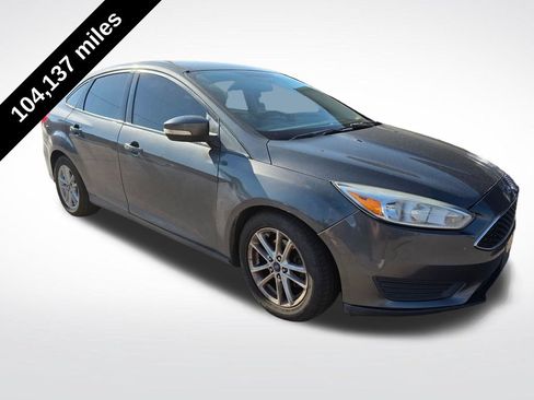 Used 2015 Ford Focus SE FWD image 2