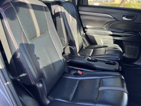 Used 2019 Toyota Highlander SE FWD image 12