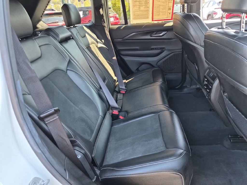 Used 2025 Jeep Grand Cherokee Altitude AWD/4WD image 30