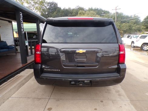 Used 2018 Chevrolet Suburban LT image 6