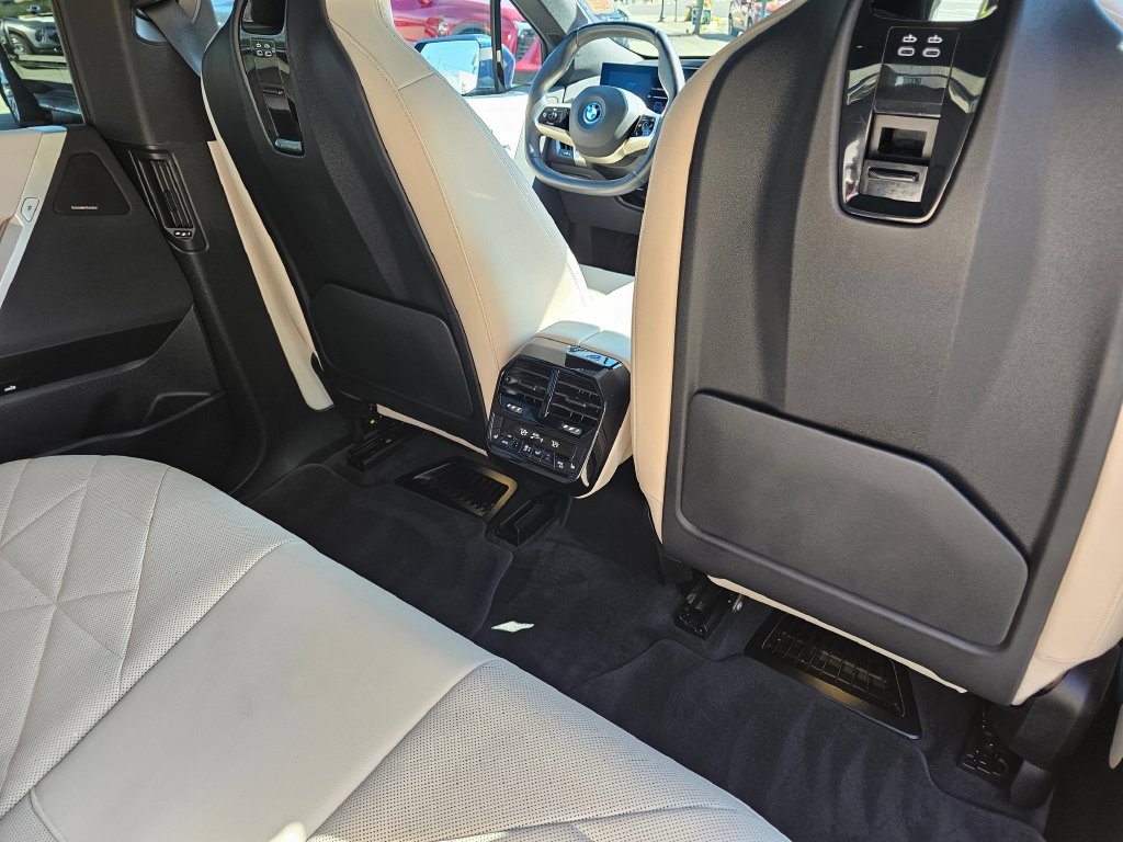 Used 2023 BMW iX xDrive50 w/ Premium Package AWD/4WD image 17