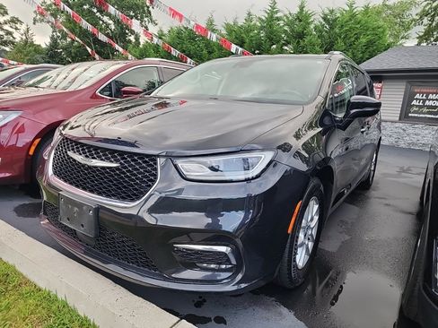 Used 2021 Chrysler Pacifica Touring-L FWD image 1
