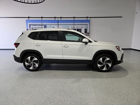 Certified 2025 Volkswagen Taos SE AWD/4WD image 9