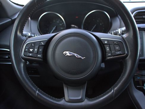 Used 2018 Jaguar F-PACE Premium image 23