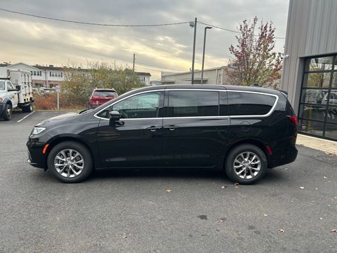 New 2026 Chrysler Pacifica Select image 7