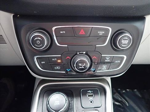 Used 2019 Jeep Compass Latitude AWD/4WD image 16