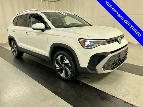 Certified 2025 Volkswagen Taos SE image 1