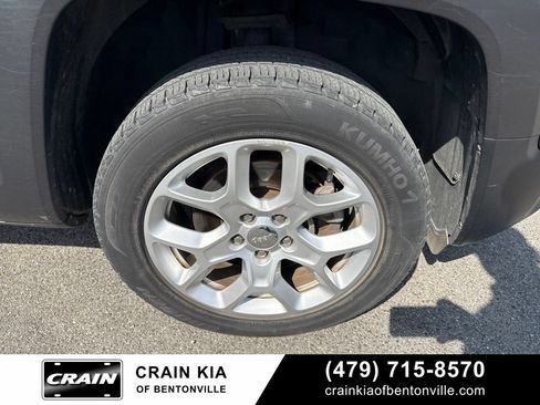 Used 2017 Jeep Renegade Latitude w/ Cold Weather Group AWD/4WD image 8