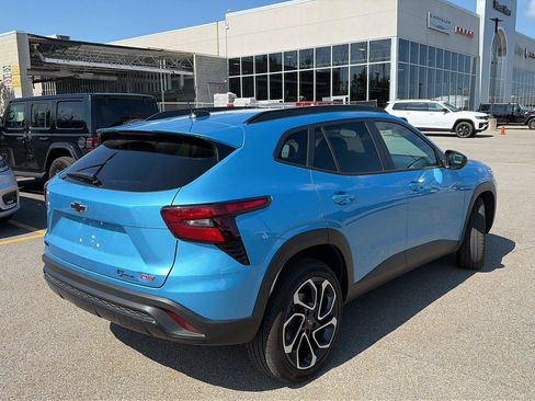 Used 2025 Chevrolet Trax RS FWD image 2