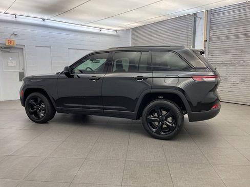 New 2025 Jeep Grand Cherokee Limited w/ Luxury Tech Group II image 5