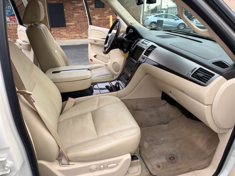Used 2007 Cadillac Escalade AWD w/ Information Package image 14
