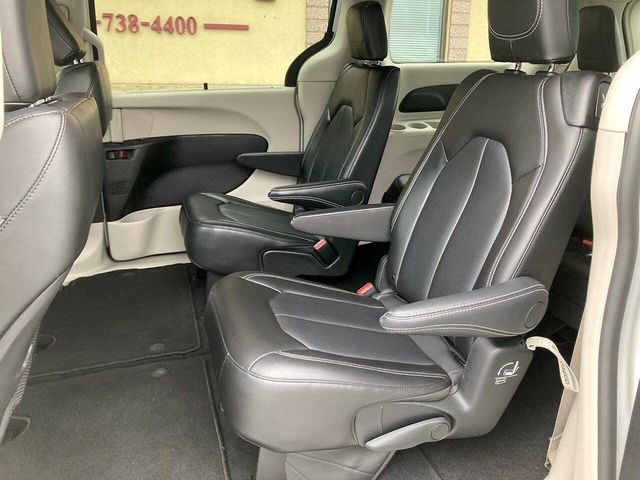 Used 2024 Chrysler Pacifica Touring-L FWD image 11
