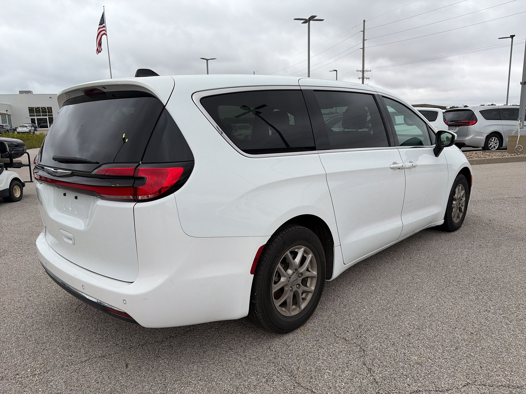 Used 2023 Chrysler Pacifica Touring FWD image 3