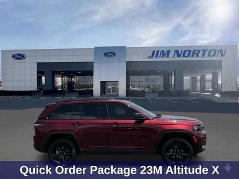 Used 2025 Jeep Grand Cherokee Altitude AWD/4WD image 3