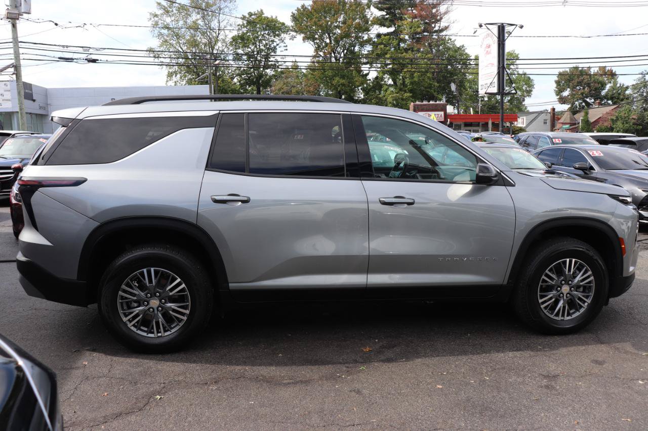 Used 2025 Chevrolet Traverse LT FWD image 6