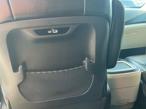 Used 2023 Chrysler Pacifica Touring-L FWD image 46