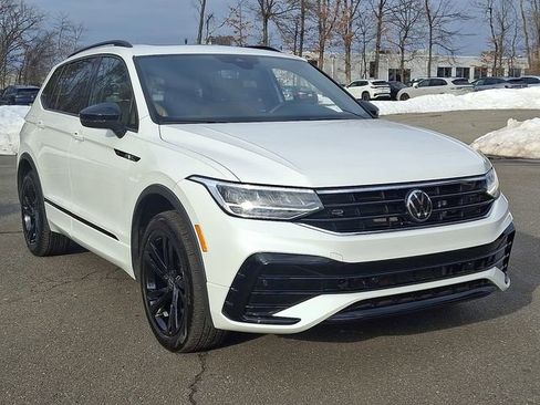 Certified 2024 Volkswagen Tiguan SE R-Line image 2