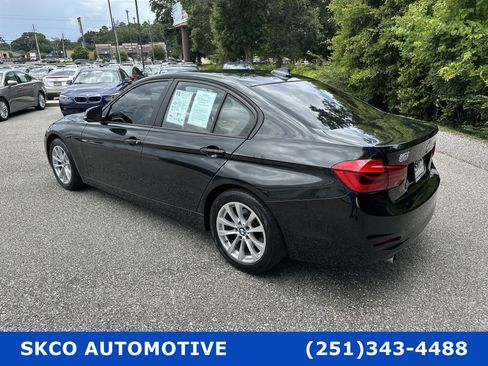 Used 2018 BMW 320i Sedan w/ Premium Package image 3
