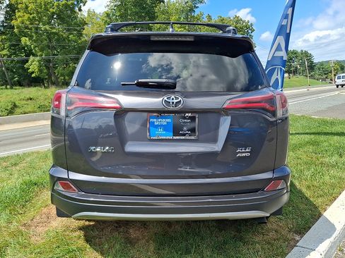 Used 2018 Toyota RAV4 XLE AWD/4WD image 5