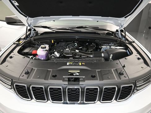 New 2025 Jeep Grand Cherokee L Laredo image 30