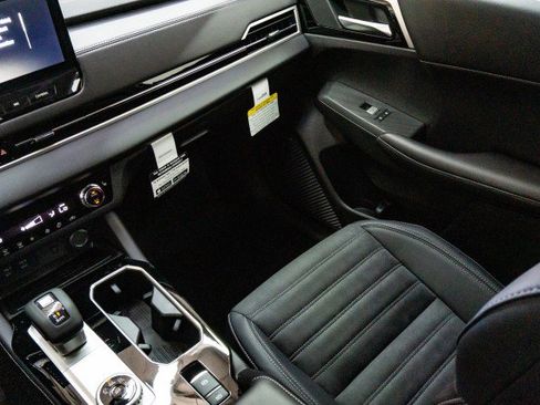 New 2025 Mitsubishi Outlander SE image 18