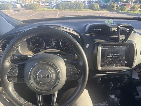 Used 2018 Jeep Renegade Altitude w/ UConnect 8.4 Nav Group FWD image 14