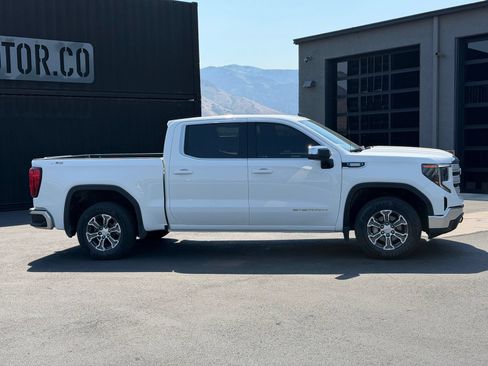 Used 2022 GMC Sierra 1500 SLE w/ X31 Off-Road Package AWD/4WD image 3