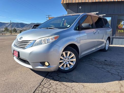 Used 2016 Toyota Sienna XLE Premium image 2