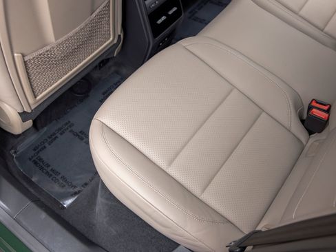 Certified 2025 Porsche Macan 4S Electric AWD/4WD image 43