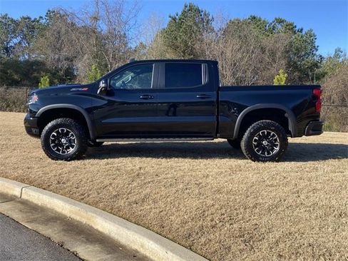 Used 2025 Chevrolet Silverado 1500 ZR2 w/ Technology Package image 9