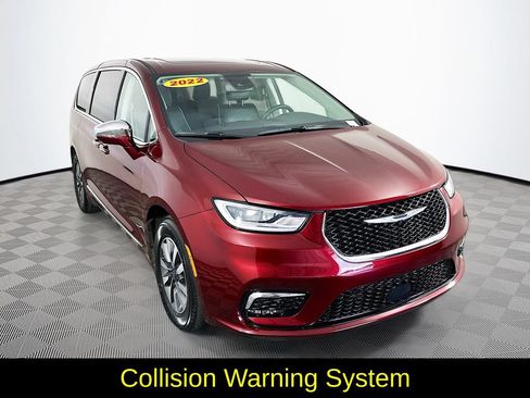 Used 2022 Chrysler Pacifica Limited FWD image 3