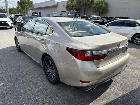 Used 2017 Lexus ES 350 w/ Luxury Package FWD image 3