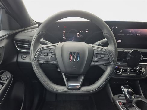 Used 2025 Buick Envista Preferred image 11