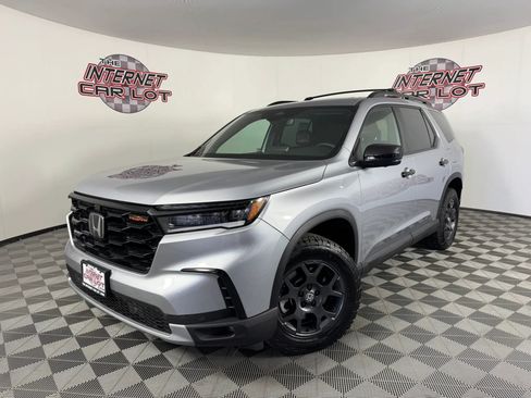 Used 2025 Honda Pilot TrailSport image 1