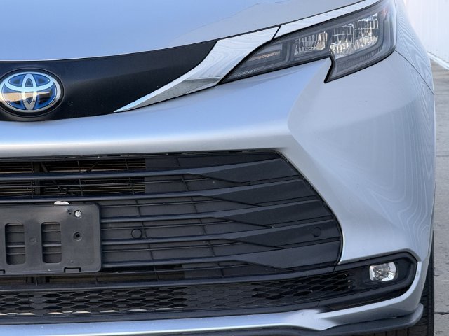 Certified 2025 Toyota Sienna XLE FWD image 9
