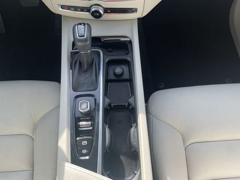 Used 2021 Volvo XC60 T5 Momentum w/ Premium Package image 28