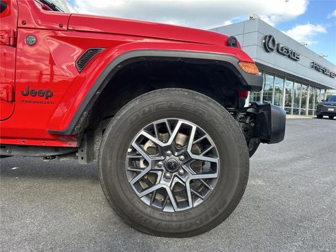 Used 2025 Jeep Wrangler Sahara image 15