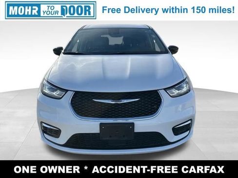 Used 2024 Chrysler Pacifica Touring-L image 2