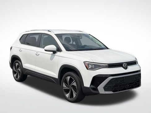 Used 2025 Volkswagen Taos SE AWD/4WD image 2